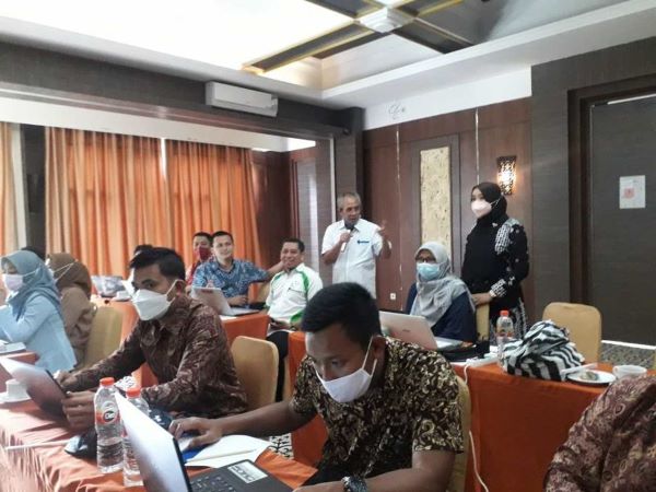 Salah satu sesi diskusi dan praktik penilaian kesehatan koperasi dalam pendidikan dan pelatihan pengawasan koperasi di Pose In Hotel Solo, Kota Solo, Jawa Tengah, pada Minggu (16/1/2022). (Istimewa)