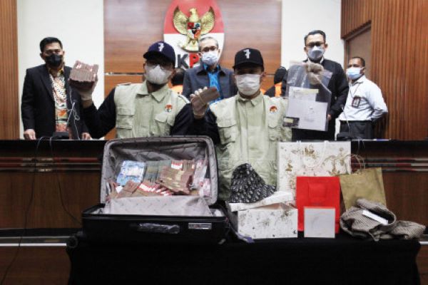 Petugas KPK menunjukkan barang bukti hasil operasi tangkap tangan saat konferensi pers pengumuman dan penahanan tersangka di Gedung KPK Merah Putih, Jakarta, Kamis (13/1/2022). KPK menahan Bupati Penajam Paser Utara Abdul Gafur Mas'ud bersama sejumlah pihak yang terlibat dalam dugaan tindak pidana korupsi. (Antara/Reno Esnir)