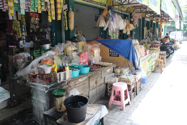 Suasana deretan kios di Pasar Srago, Kelurahan Mojayan, Kecamatan Klaten Tengah sepi, Rabu (19/1/2022). Harga minyak goreng di pasar tradisional hingga kini masih stabil mahal. (Solopos.com/Taufiq Sidik Prakoso)