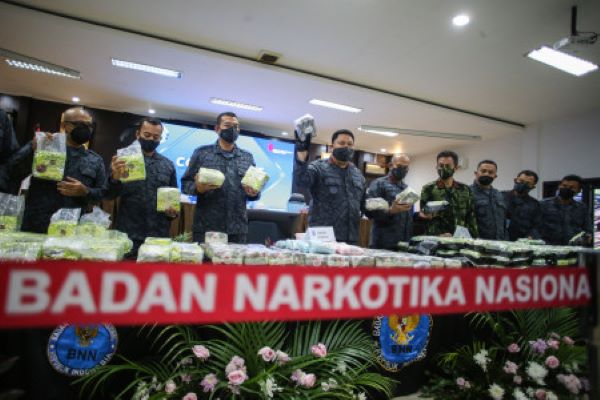 Kepala Badan Narkotika Nasional Komisaris Jenderal Polisi Petrus R. Golose (keempat dari kiri) menunjukkan barang bukti narkoba saat konferensi pers di Gedung BNN, Jakarta, Senin (17/1/2022). Badan Narkotika Nasional pada awal 2022 menyita 218,46 kilogram sabu-sabu dan 16.586 butir ekstasi serta mengamankan 11 orang tersangka dari tiga provinsi di Indonesia. (Antara/Rivan Awal Lingga)