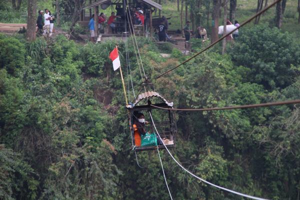 Singunen Lintasi Jembatan Gantung, Warga Girpasang Pilih Naik Gondola