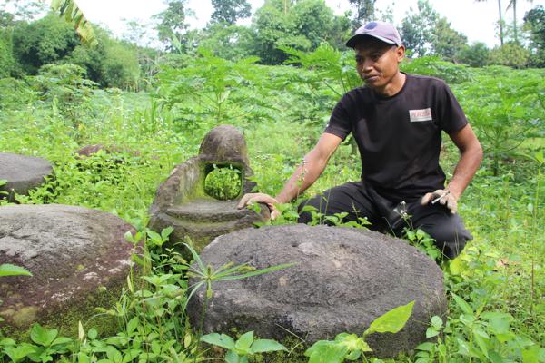 Warga menunjukkan bebatuan yang menyerupai alat gamelan di kawasan Situs Watu Sigong Desa Mranggen, Kecamatan Jatinom, Selasa (18/1/2022). (Solopos.com/Taufiq Sidik Prakoso)
