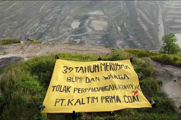 Spanduk raksasa berisi kalimat memprotes praktik pertambangan yang merusak lingkungan. (Istimewa/Jatam)