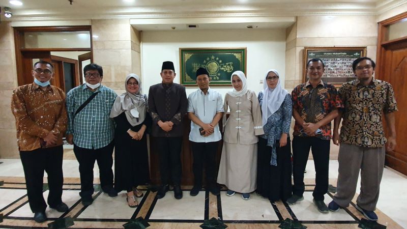 Sebagian jajaran PBNU dan Komisi Nasional Disabilitas berfoto bersama di sela-sela audiensi membahas gerakan pemenuhan hak-hak penyandang disabilitas di Kantor PBNU, Jakarta, Jumat (21/1/2022). (Istimewa/Humas PBNU)