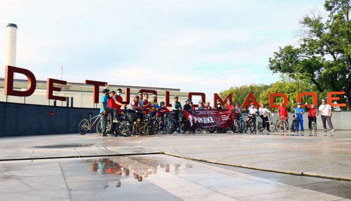 Peserta fun bike Kantor Imigrasi Surakarta berfoto bersama di depan bangunan De Tjolomadoe.