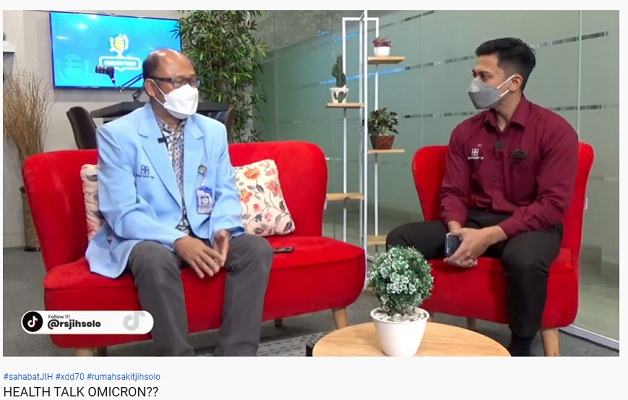 Health Talk Omicron RS JIH Solo bersama dr. Chrisrianto Edy Nugroho, Sp.P (kiri) di kanal Youtube RS JIH Solo. (Tangkapan layar)