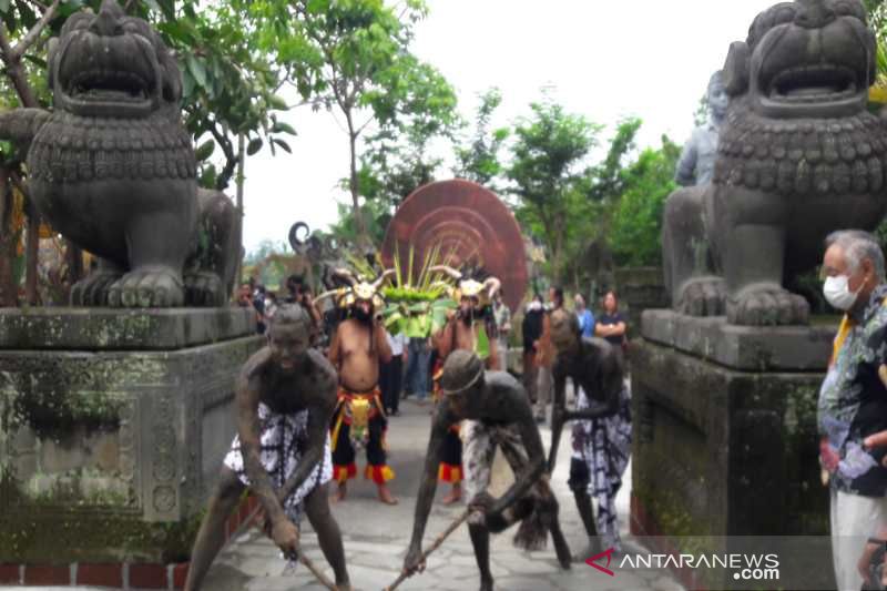 Pertunjukan seni meramaikan pembukaan Borobudur Edupark di Kabupaten Magelang, Sabtu (15/1/2022). (Antara)
