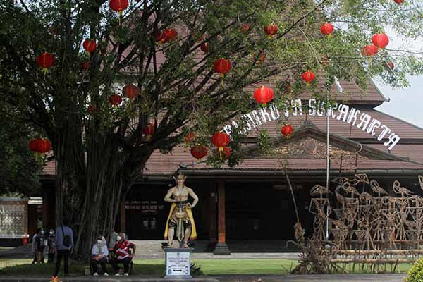 Sambut Imlek, Ratusan Lampion Menghiasi Pohon di Balai Kota Solo