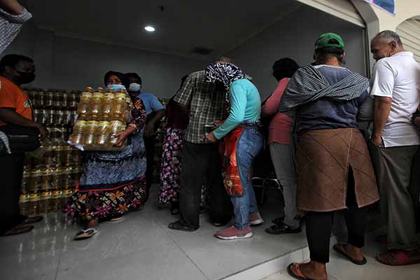 Pedagang eceran dan warga antre saat membeli minyak goreng subsidi di kios Leo Jaya di lantai 2 gedung A, Pasar Legi, Solo, Rabu (26/1/2022). (Solopos/Nicolous Irawan)