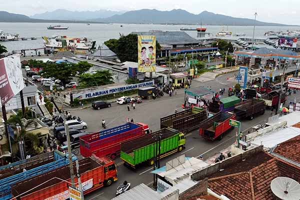Sejumlah truk diparkir di jalan saat aksi demonstrasi Konfederasi sopir logistik Indonesia -Banyuwangi di depan pintu masuk Pelabuhan Ketapang, Banyuwangi, Jawa Timur, Selasa (3/1/2021). Unjuk rasa para sopir yang menyampaikan aspirasi terkait penerapan kebijakan zero ODOL (Over Dimensi Over Load) itu mengakibatkan aktivitas bongkar muat pelabuhan terganggu karena pintu masuk dan keluar pelabuhan tertutup truk pendemo. ANTARA FOTO/Budi Candra Setya/aww.