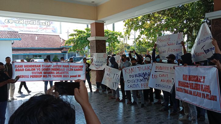 Rekomendasi Ditolak, Pendukung Calon Perdes di Karanganyar Demo