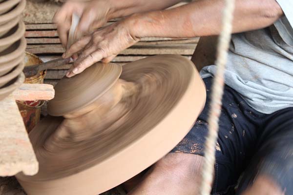 Perajin membuat gerabah menggunakan teknik putaran miring di salah satu tempat produksi di Dukuh Pagerjurang, Desa Melikan, Kecamatan Wedi, Klaten, Rabu (19/1/2022). (Solopos/Taufiq Sidik Prakoso)