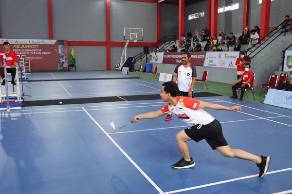 Wali Kota Solo, Gibran Rakabuming Raka berpasangan dengan F.X. Hadi Rudyatmo mengembalikan bola dalam laga ekshibisi melawan Sigit Budiarto dengan Basri Yusuf Kejuaraan Kota (Kejurkot) Piala Wali Kota Solo di GOR FKOR UNS Manahan, Solo, pada Rabu (26/01/2022). (Istimewa/Dok Humas Polresta Solo)