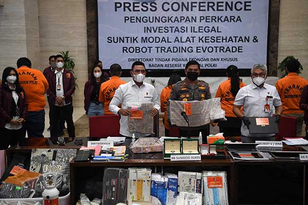 Karopenmas Div Humas Polri Brigjen Pol Ahmad Ramadhan (kedua kanan) didampingi Dirtipideksus Bareskrim Polri Brijen Pol Whisnu Hermawan (ketiga kiri) dan Kasubdit V IKNB Dit Tipideksus Bareskrim Polri Kombes Pol Ma'mun (kanan) menunjukkan barang bukti kasus investasi ilegal di Bareskrim Polri, Jakarta, Rabu (19/1/2022). (Antara/Sigid Kurniawan)