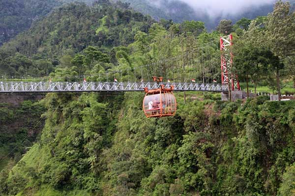 Gondola penumpang berada di dekat jembatan gantung Girpasang, Kemalang, Klaten, Sabtu (1/1/2022). (Solopos.com/Taufiq Sidik Prakoso)