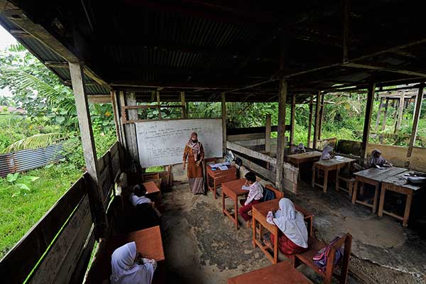 Kekurangan Ruang Kelas, Siswa SD di Jambi Belajar di Bangunan Tak Layak