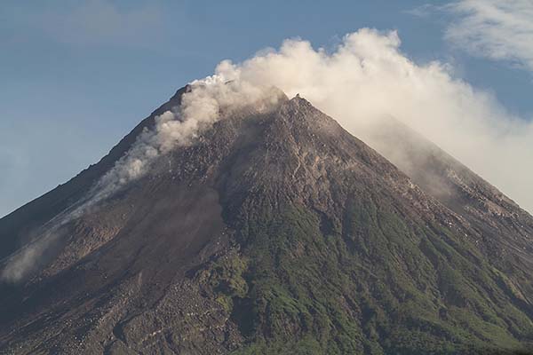 Kubah lava sisi barat daya Gunung Merapi terlihat dari Kaliurang, Sleman, DI Yogyakarta, Minggu (9/1/2022). (Antara/Hendra Nurdiyansyah)