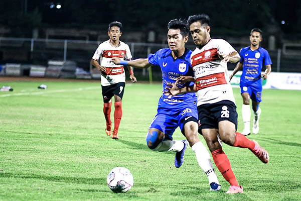 Pemain PSIS Semarang, David Maulana, berjibaku dengan pemain Madura United pada laga lanjutan BRI Liga 1 di Stadion Ngurah Rai, Denpasar, Jumat (28/1/2022). (Solopos.com-MO PSIS Semarang)