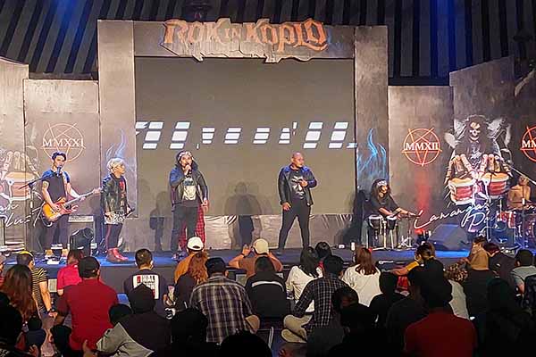 Penampilan grup musik humor Owah Gerr Bandi di TBJT Solo, Rabu (19/1/2022) malam. (Solopos/Ika Yuniati)