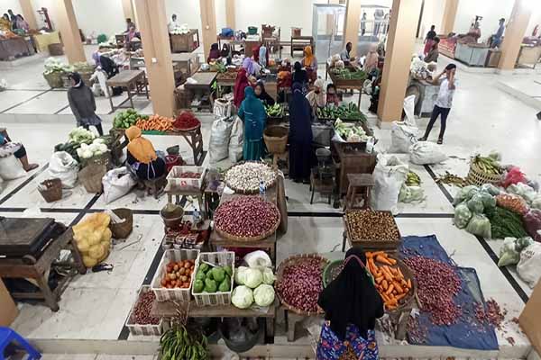Sejumlah pedagang sayuran mulai menggelar dagangan di los Pasar Legi Solo, Senin (10/1/2022). (Solopos/Nicolous Irawan)
