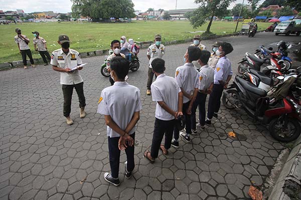Satpol PP Solo Tertibkan Pelajar Nongkrong Seusai PTM di Kawasan Alkid