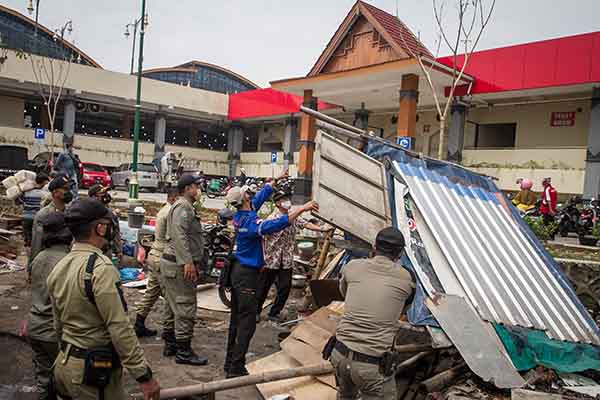 Petugas Gabungan Bongkar Lapak Darurat Pedagang Oprokan Pasar Legi Solo
