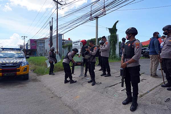 Petugas Kepolisian pakaian lengkap berjaga di halaman klub malam Double O Kota Sorong, Papua Barat, Selasa (25/1/2022). (Antara/Olha Mulalinda)