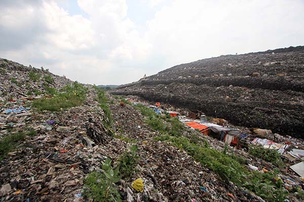 Jalan Sempit, Mobil Pengangkut Sampah Antre di TPA Putri Cempo Solo