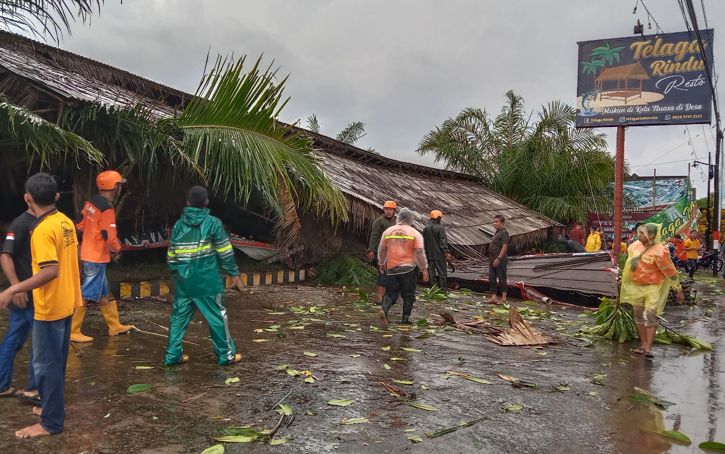 Hujan Disertai Angin, 2 Bangunan Telaga Rindu Resto Lalung Roboh