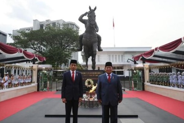 Presiden Jokowi dan Menteri Pertahanan Prabowo Subiatno berfoto bersama di depan Tugu Api Semangat Indonesia Merdeka Tidak Pernah Padam di Kementerian Pertahanan. (Foto: Instagram/Prabowo)