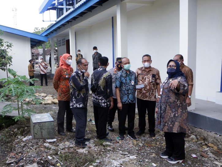 Bupati Sragen, Kusdinar Untung Yuni Sukowati, mengecek bangunan Pasar Barong yang baru di wilayah Desa Pendem, Sumberlawang, Sragen, Kamis (13/1/2022). (Solopos.com/Tri Rahayu)