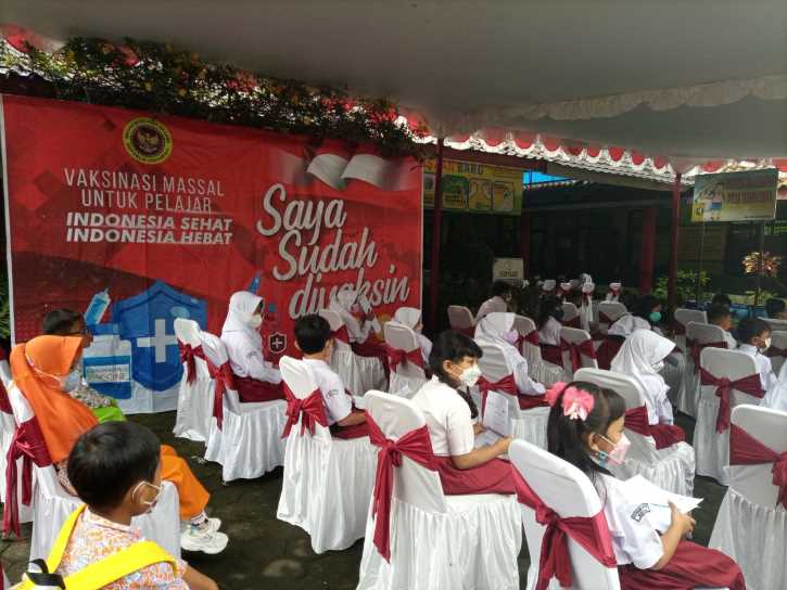 Tegang hingga Nangis Saat Disuntik Warnai Vaksinasi Anak SD di Boyolali
