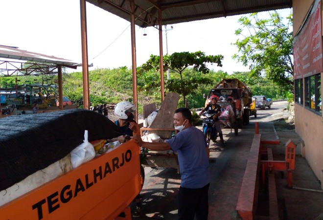 Petugas Sampah Kelurahan Solo Pakai Trik Ini demi Hindari Antre di TPA