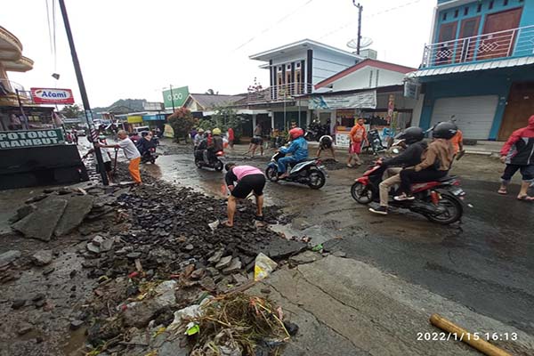 Waduh! Hujan Deras, Aspal di Tawangmangu Mengelupas