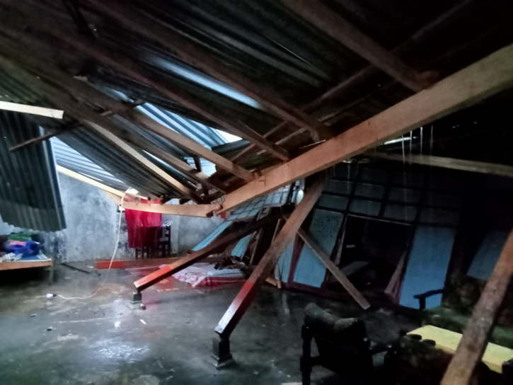 Hujan Disertai Angin Merusak Atap Puluhan Rumah di Jatiyoso