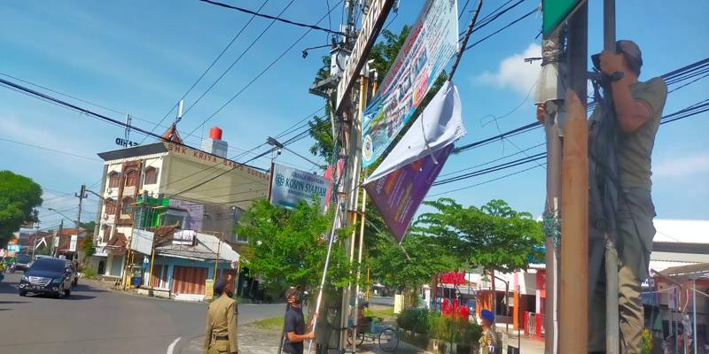 100 Lebih Reklame Ilegal Dicopoti Satpol PP Sukoharjo dalam Sebulan