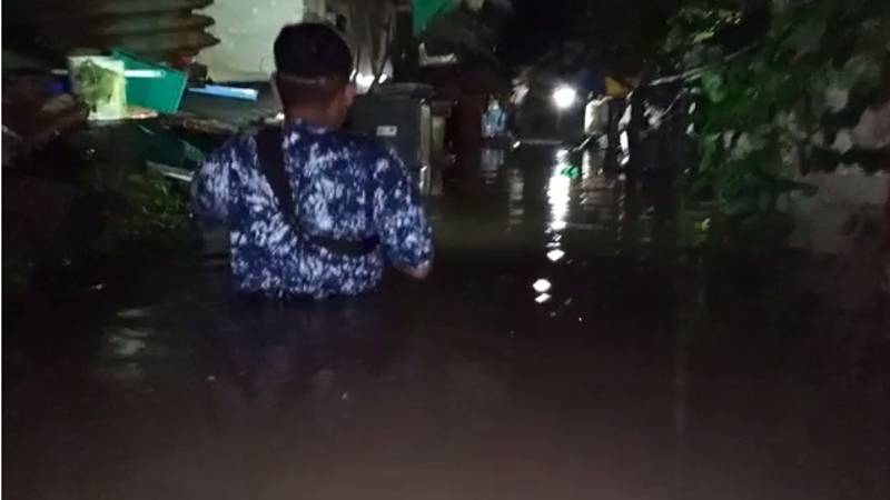 Banjir akibat luapan Kali Jenes merendam sejumlah kawasan di Kelurahan Pajang, Laweyan, Solo, Jumat (21/1/2022). (Istimewa/Relawan 4x4 Rescue Team)