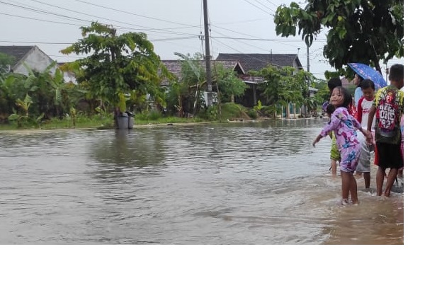 Hujan 4 Jam, Banjir Genangi Jalan Menuju Kantor Pemkab Madiun