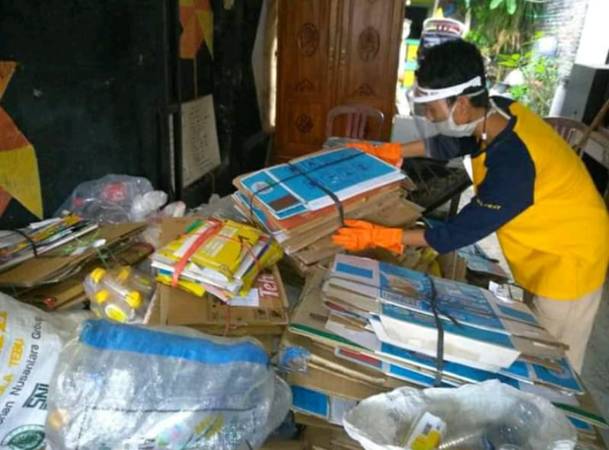 Aktivitas pengumpulan sampah di Bank Sampah Kitiran Emas, RW 008, Kelurahan Purwosari, Laweyan, Solo. (Istimewa/Gropesh)