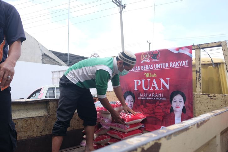 Pengurus DPC PDIP Sragen mendistribusikan beras bergambar Puan Maharani di Kecamatan Masaran, Sragen, Selasa (4/1/2022). (Solopos/Wahyu Prakoso)