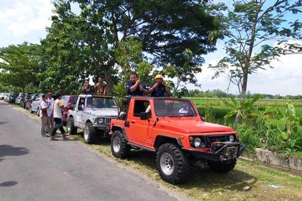 Mobil jip offroad 4 x 4 yang disiapkan di desa agrowisata di Pasung, Kecamatan Wedi, Klaten, Selasa (25/1/2022). Pengunjung di Pasung bisa menumpang mobil tersebut dengan tarif long trip senilai Rp250.000. (Solopos.com/Ponco Suseno)