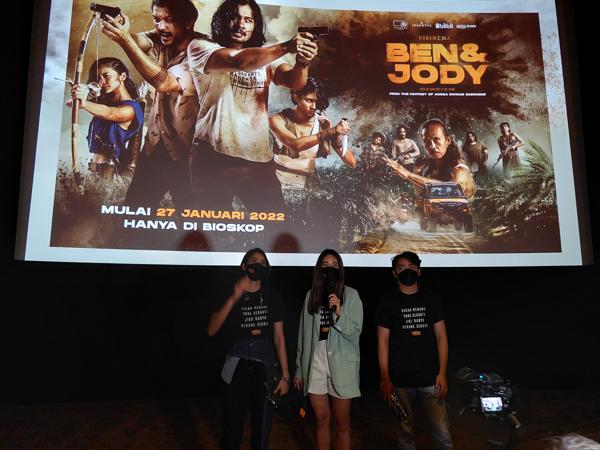 Pemain film spin off Filosofi Kopi berjudul Ben & Jody menyapa penonton sebelum special screening di Paragon Lifestyle Mall, Solo, Selasa (25/1/2022) sore. (Solopos/Ika Yuniati)