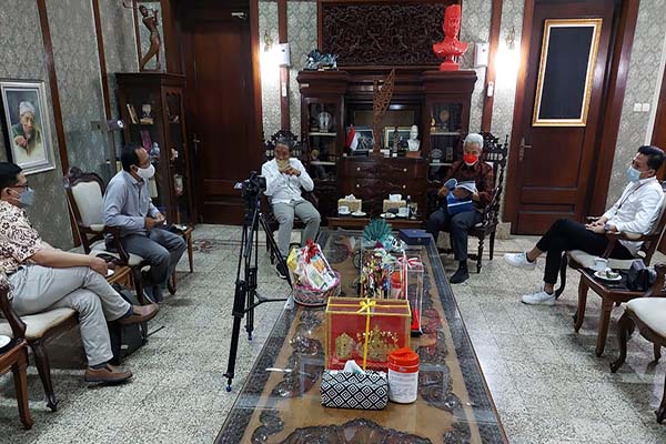 Gubernur Jawa Tengah (Jateng), Ganjar Pranowo, membuka buku modul literasi keberagaman saat menerima tim Solopos Media Group yang dipimpin Arif Budisusilo (ketiga dari kiri) di Puri Gedeh, Kota Semarang, Jumat (28/1/2022). (Istimewa)