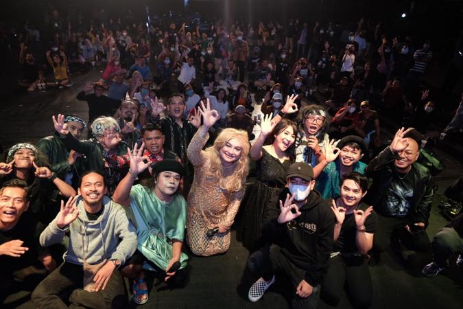 Gibran Nonton Langsung Pentas Owah Gerr Band, Duduk Lesehan di Belakang