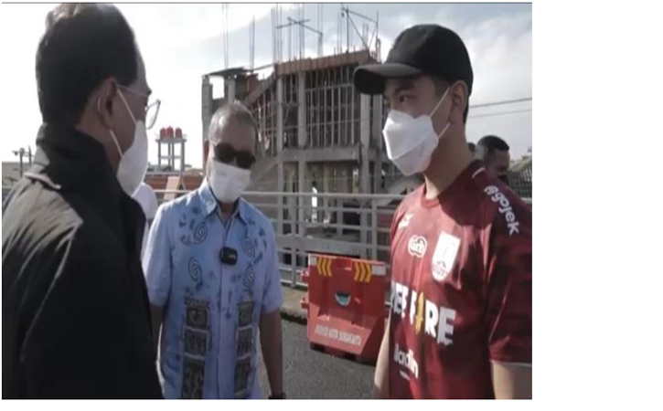 Presiden Direktur Solopos Media group Arif Budisusilo (tengah) berbincang dengan Menhub Budi Karya Sumadi dan Wali Kota Solo Gibran Rakabuming Raka, Minggu (9/1/2022). (Youtube Solopos TV)
