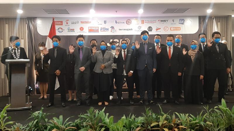 Local President JCI Solo periode 2022, Siegfried Listijosuputro (kiri), melantik local board of director JCI Solo 2022 di Hotel Solia Zigna Solo, Sabtu (15/1/2022) malam. (Solopos/Kurniawan)