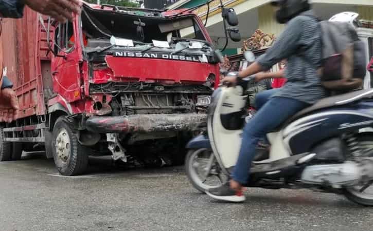 Truk tronton rusak berat akibat menabrak sejumlah kendaraan yang berhenti saat lampu merah menyala di persimpangan Rapak, Kota Balikpapan, Kalimantan Timur. Jumat (21/1/2022). (Antara)