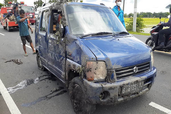 Gagal Nyalip Truk Tangki, Mobil Kecebur ke Sungai di Madiun