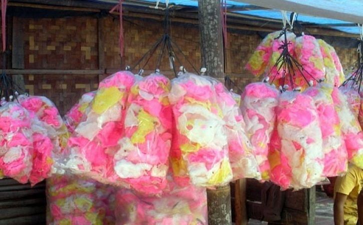 Kerupuk pasir atau kerupuk tayamum, alias kerupuk melarat, makanan khas Pantura Jawa. (Antara Foto)