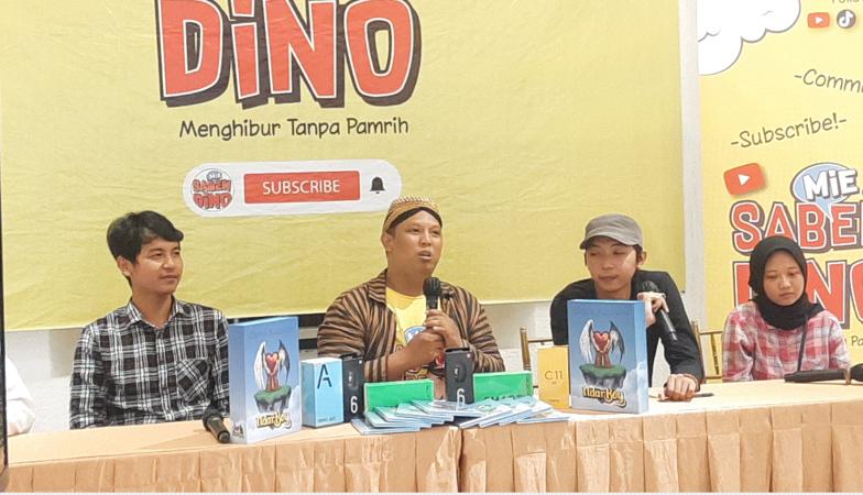 Seniman sekaligus pedagang mi ayam Pakdhe Sri, Eko Suryo Broto yang biasa disapa Pakdhe Sri (kedua dari kiri), merilis soundtrack, trailler, poster dan thumbnail komedi situasi berjudul Mie Sabendiono di Gedung Djoeang 45 Solo, Sabtu (22/1/2022). (Solopos/Kurniawan)